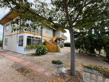 CAVARZERE: 111B: Casa singola con due appartamenti