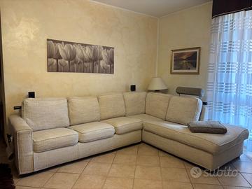 Divano letto angolare color panna in tessuto