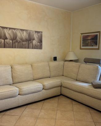 Divano letto angolare color panna in tessuto
