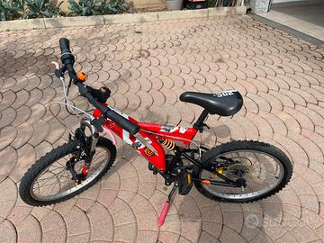 Bicicletta adatta per bambini da sette a 10 anni