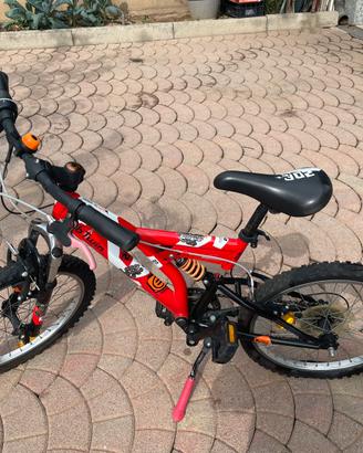 Bicicletta adatta per bambini da sette a 10 anni