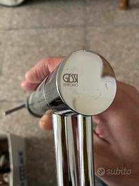 Lavandino a parete catalano con rubinetto