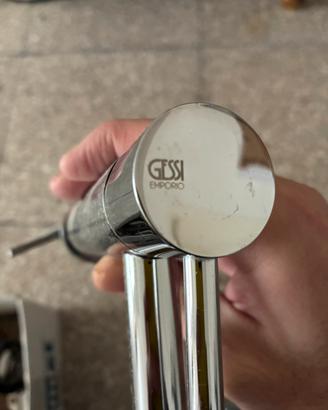Lavandino a parete catalano con rubinetto