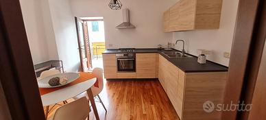 Bilocale in casa su tre lati