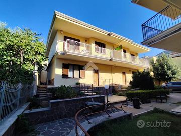 VILLA A SCHIERA A SAN FELICE A CANCELLO