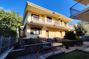 VILLA A SCHIERA A SAN FELICE A CANCELLO