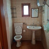 Lavandino, water, cassetta da wc e scaldabagno 