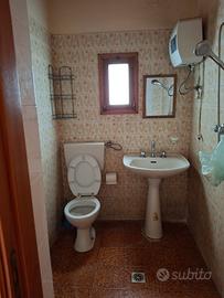 Lavandino, water, cassetta da wc e scaldabagno 