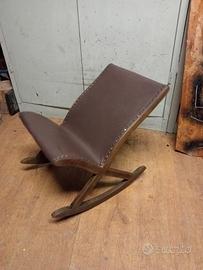 antica sedia a dondolo per bambini 