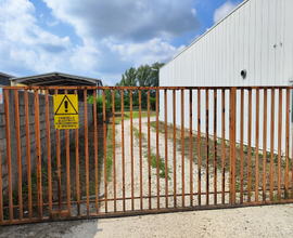 Porzione di capannone con terreno scoperto