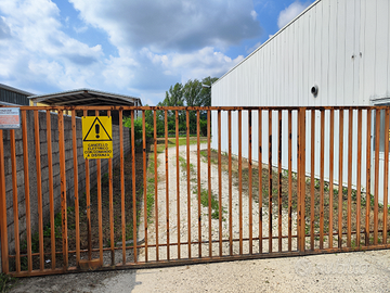 Porzione di capannone con terreno scoperto