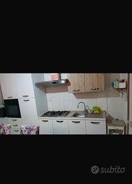 Cucina bianco e marrone chiaro