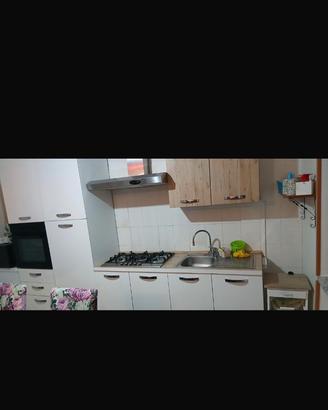 Cucina bianco e marrone chiaro