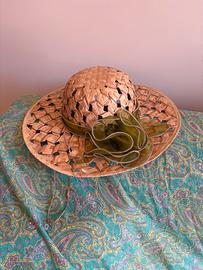 Cappello di paglia con fiore verde