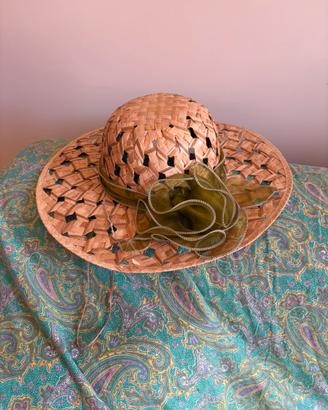 Cappello di paglia con fiore verde