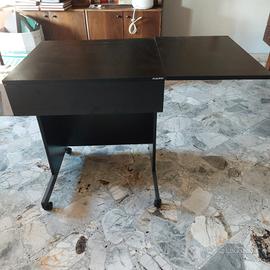 Tavolo nero con rotelle