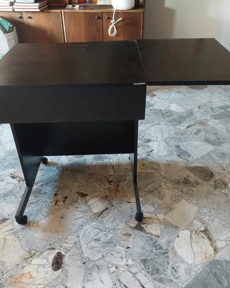 Tavolo nero con rotelle