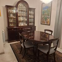 Vetrina con tavolo e 4 sedie stile inglese