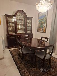Vetrina con tavolo e 4 sedie stile inglese