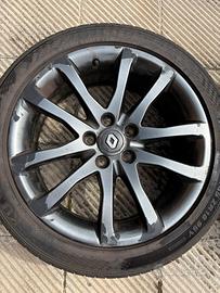 Cerchi in lega e gomme da 18”