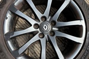 Cerchi in lega e gomme da 18”