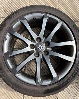Cerchi in lega e gomme da 18”