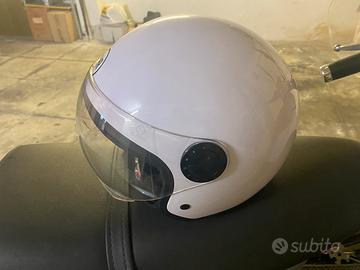 Casco per motore marca BHR bisnco con visiera.