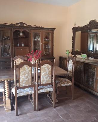 Sala da pranzo elegante in legno completa