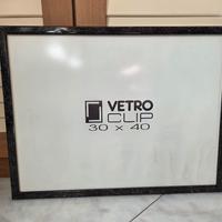 cornice nera con sfumatura bianca