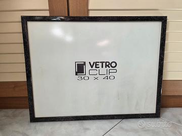 cornice nera con sfumatura bianca