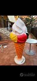 Cono gelato grande con panna. ( battumiera )