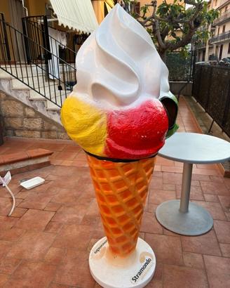 Cono gelato grande con panna. ( battumiera )