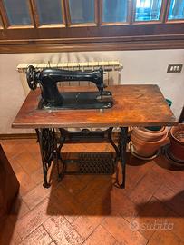 Tavolo con Macchina Per Cucire del 1900