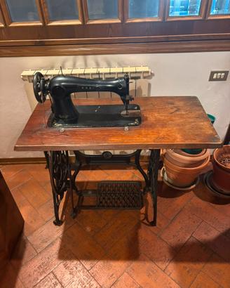 Tavolo con Macchina Per Cucire del 1900
