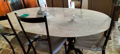 stanza da pranzo con tavolo in marmo e 6 sedie