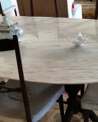 stanza da pranzo con tavolo in marmo e 6 sedie