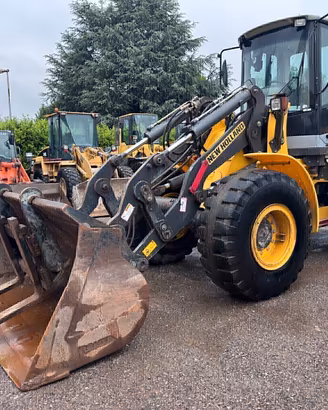 NEW HOLLAND W130 con FORCHE