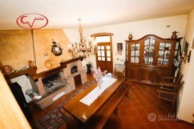 Porzione di Casa Colonica Ristrutturata con Materi