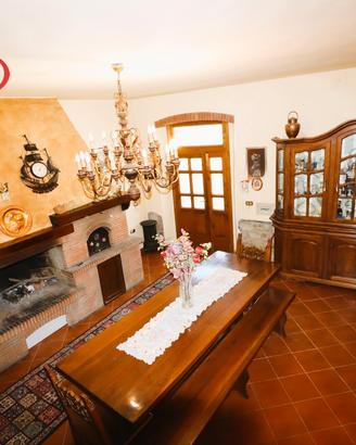 Porzione di Casa Colonica Ristrutturata con Materi