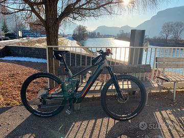 E -BIKE CUBE  FULL 140S STEREO SL  BATTERIA 750