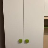 Armadio bianco e verde con cassetti