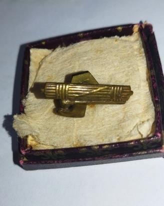 vecchia spilla e medaglie militari