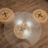 tavolino con sedute a forma di tappo 