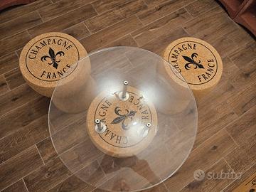 tavolino con sedute a forma di tappo 