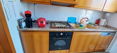 Cucina con elettrodomestici