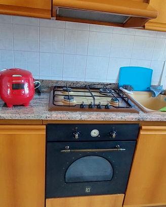 Cucina con elettrodomestici