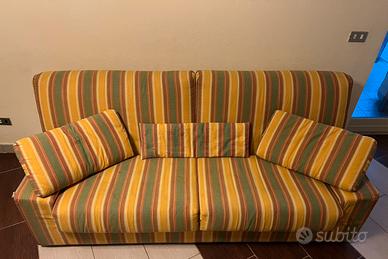 Divano giallo, verde e marrone