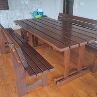 tavolo, panche e sgabelli in legno