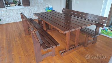 tavolo, panche e sgabelli in legno