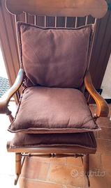 Vecchio dondolo in legno